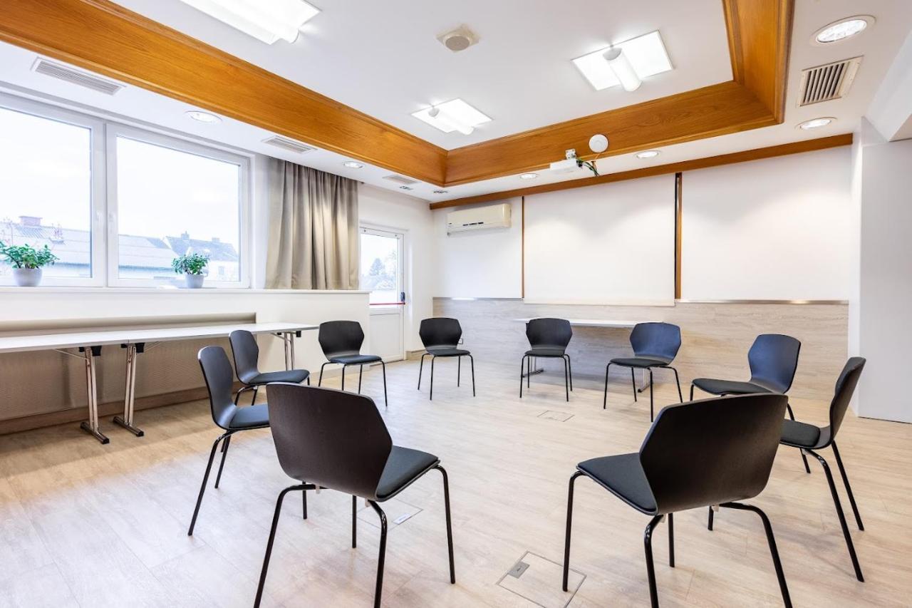 Das Reinisch Hotel - Near Vienna Airport Швехат Экстерьер фото